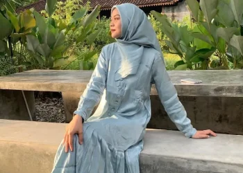 Gamis shimmer viral di media sosial dan jadi tren fashion Lebaran 2024 /Foto: Instagram@fashion_kiswah