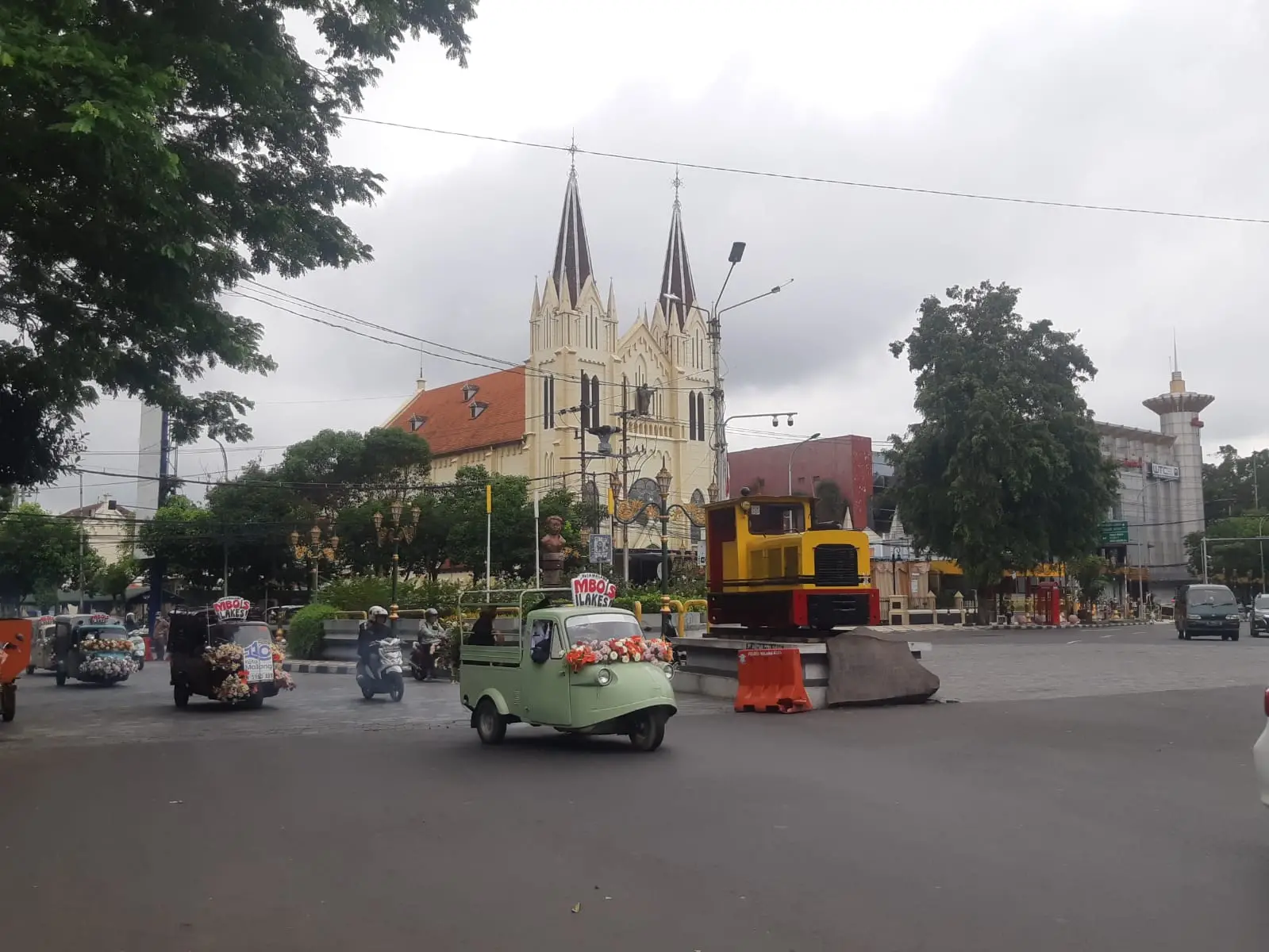 Pj Wali Kota Malang, Wahyu Hidayat berkeliling ke tempat tempat sejarah dengan naik bemo. (Foto/M Sholeh)