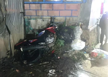 Kondisi motor pria di Kota Batu yang ringsek parah usai tabrak tembok warga di Kota Batu. Foto: Polres Batu