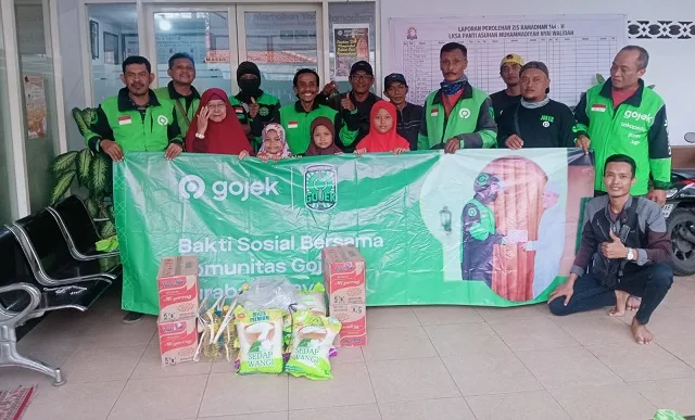 Mitra Gojek melakukan pembagian sembako ke panti asuhan sebagai bentuk bakti sosial kepada masyarakat. Foto/dok for TM