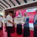 Bupati Malang, Sanusi menyerahkan insentif secara simbolis kepada guru dan tenaga kependidikan non ASN. Pemkab Malang gelontokan miliaran rupiah untuk insentif guru. Foto: Aisyah Nawangsari Putri