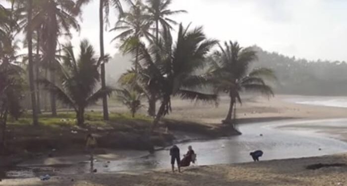 Pantai Wonorogo yang sempat viral, memiliki aliran sungai eksotis sebagai daya tarik /Foto: Tangkapan layar YouTube Niko_Channel