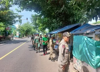 Satpol PP Kabupaten Malang tertibkan PKL yang mangkal di sekitar RSUD Kanjuruhan dan Makodim 0818/Malang-Batu. Foto: Satpol PP Kabupaten Malang