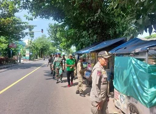 Satpol PP Kabupaten Malang tertibkan PKL yang mangkal di sekitar RSUD Kanjuruhan dan Makodim 0818/Malang-Batu. Foto: Satpol PP Kabupaten Malang