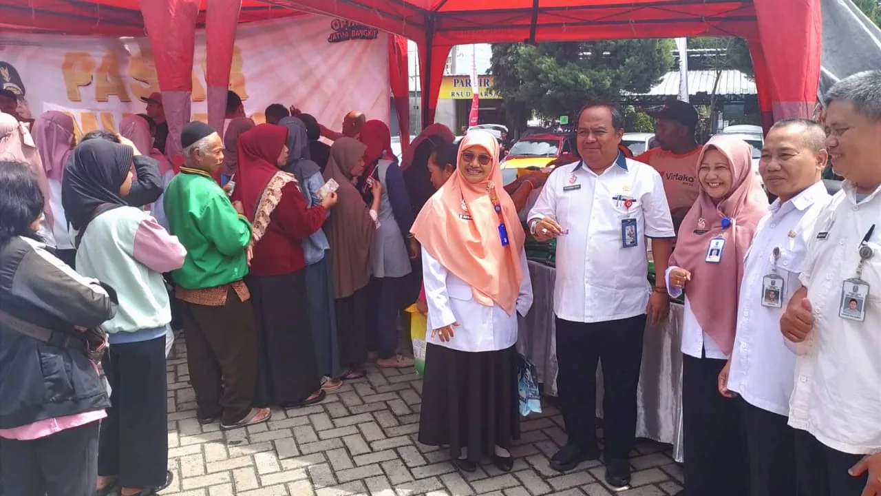 Dirut RSUD Karsa Husada Batu dr. Muhammad Rizal saat meninjau gelaran operasi pasar murah. Foto: Azmy