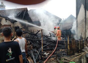 Petugas memadamkan api yang membakar kandang ayam. Foto: Damkar Kabupaten Malang