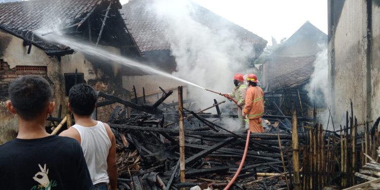 Petugas memadamkan api yang membakar kandang ayam. Foto: Damkar Kabupaten Malang