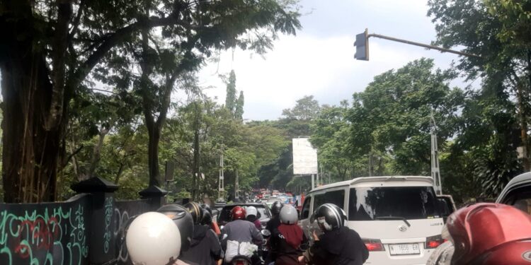 Salah satu titik potensi kemacetan arus lalu lintas di Kota Malang. (Foto/M Sholeh)
