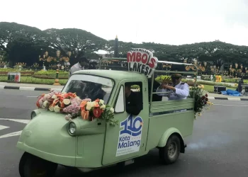 Pj Wali Kota Malang, Wahyu Hidayat napak tilas di gedung bersejarah dengan naik bemo. (Foto/M Sholeh)