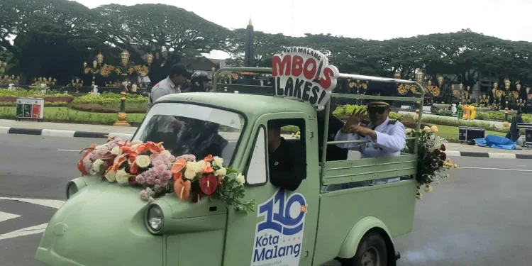 Pj Wali Kota Malang, Wahyu Hidayat napak tilas di gedung bersejarah dengan naik bemo. (Foto/M Sholeh)