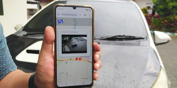 Tampak situasi arus lalin di rekaman kamera CCTB pada aplikasi Among Batu di Simpang Tiga Pendem, salah satu titik rawan macet di Kota Batu. Foto : Azmy