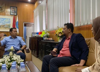 Rektor ITN Malang Awan Uji Krismanto ST MT (kemeja biru) berdiskusi dengan CEO TMG Irham Thoriq (jas hitam) di ruang kerja rektor. Foto / Feni Yusnia