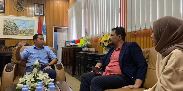 Rektor ITN Malang Awan Uji Krismanto ST MT (kemeja biru) berdiskusi dengan CEO TMG Irham Thoriq (jas hitam) di ruang kerja rektor. Foto / Feni Yusnia