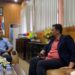 Rektor ITN Malang Awan Uji Krismanto ST MT (kemeja biru) berdiskusi dengan CEO TMG Irham Thoriq (jas hitam) di ruang kerja rektor. Foto / Feni Yusnia