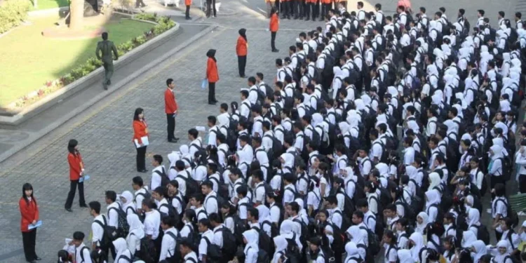 Mahasiswa baru STIE Malangkucecwara tengah mengikuti masa orientasi kampus. Foto / dok