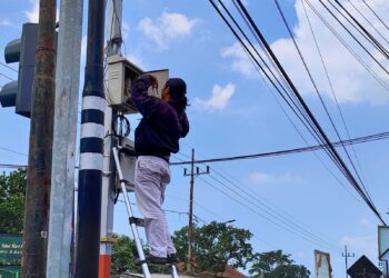Petugas Diskominfo melakukan pemeliharaan kamera CCTV di Kota Batu jelang Lebaran 2024. Foto: dok for TM