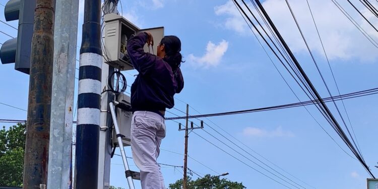 Petugas Diskominfo melakukan pemeliharaan kamera CCTV di Kota Batu jelang Lebaran 2024. Foto: dok for TM