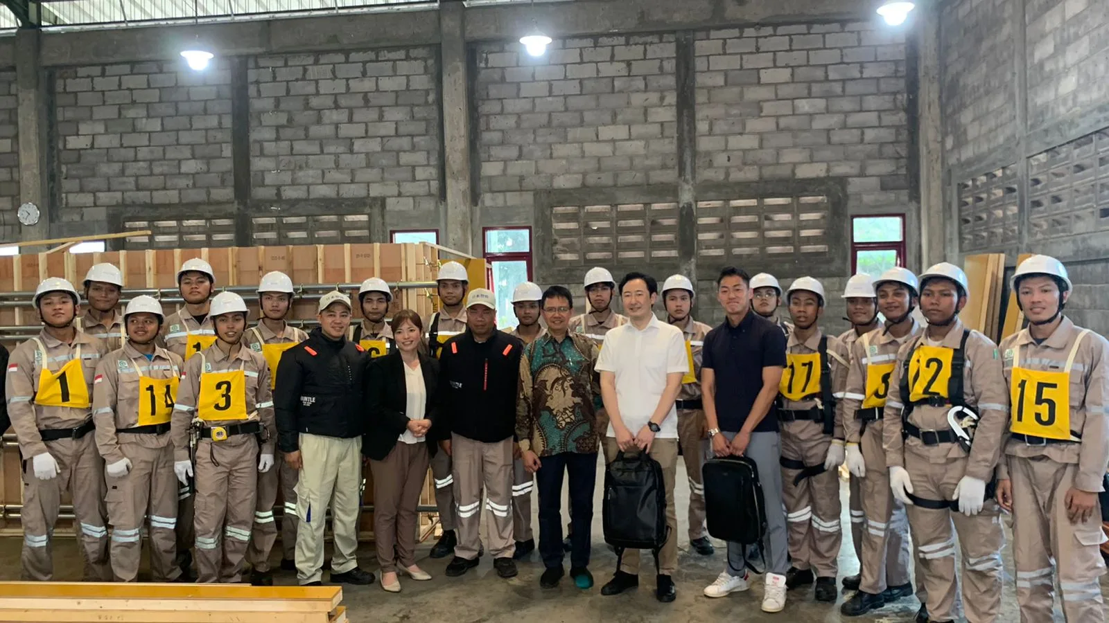 Hilmi Fajar Budiman (paling kiri nomor 1) foto bersama usai kunjungan jajaran Fakultas Vokasi UMM, PT OS Selnajaya dan beberapa perwakilan perusahaan asal Jepang. Foto / Feni Yusnia