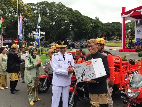 Penyerahan bantuan alat kepada perwakilan lima kecamatan. Foto / Feni Yusnia
