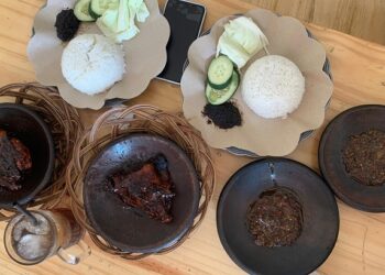 Hidangan best seller dari Rojo Sambel, Ayam dan Bebek Asap Bakar/Foto : Ismu Neo Andrian