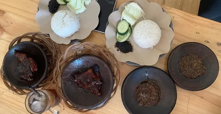 Hidangan best seller dari Rojo Sambel, Ayam dan Bebek Asap Bakar/Foto : Ismu Neo Andrian