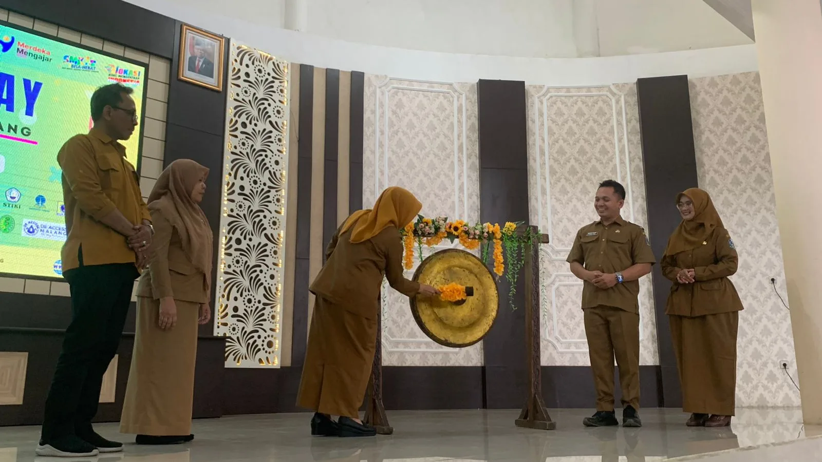 Pemukulan gong oleh Kepala Cabang Dinas Pendidikan Provinsi Jawa Timur Wilayah Kota Malang dan Kota Batu, Dr Hastini Ratna Dewi MPd, didampingi Kepala Sekolah SMK Negeri 2 Kota Malang, Dr Drs Hari Mulyono MT. Foto : Feni Yusnia