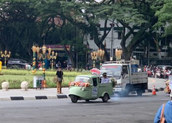 Pj Wali Kota Malang keliling napak tilas naik bemo. Foto / Feni Yusnia