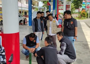 Petugas Polres Batu saat mengecek meteran di sejumlah SPBU di Kota Batu jelang momen Lebaran 2024. Foto: Polres Batu