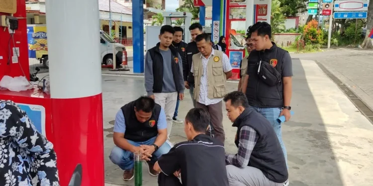 Petugas Polres Batu saat mengecek meteran di sejumlah SPBU di Kota Batu jelang momen Lebaran 2024. Foto: Polres Batu