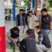 Petugas Polres Batu saat mengecek meteran di sejumlah SPBU di Kota Batu jelang momen Lebaran 2024. Foto: Polres Batu