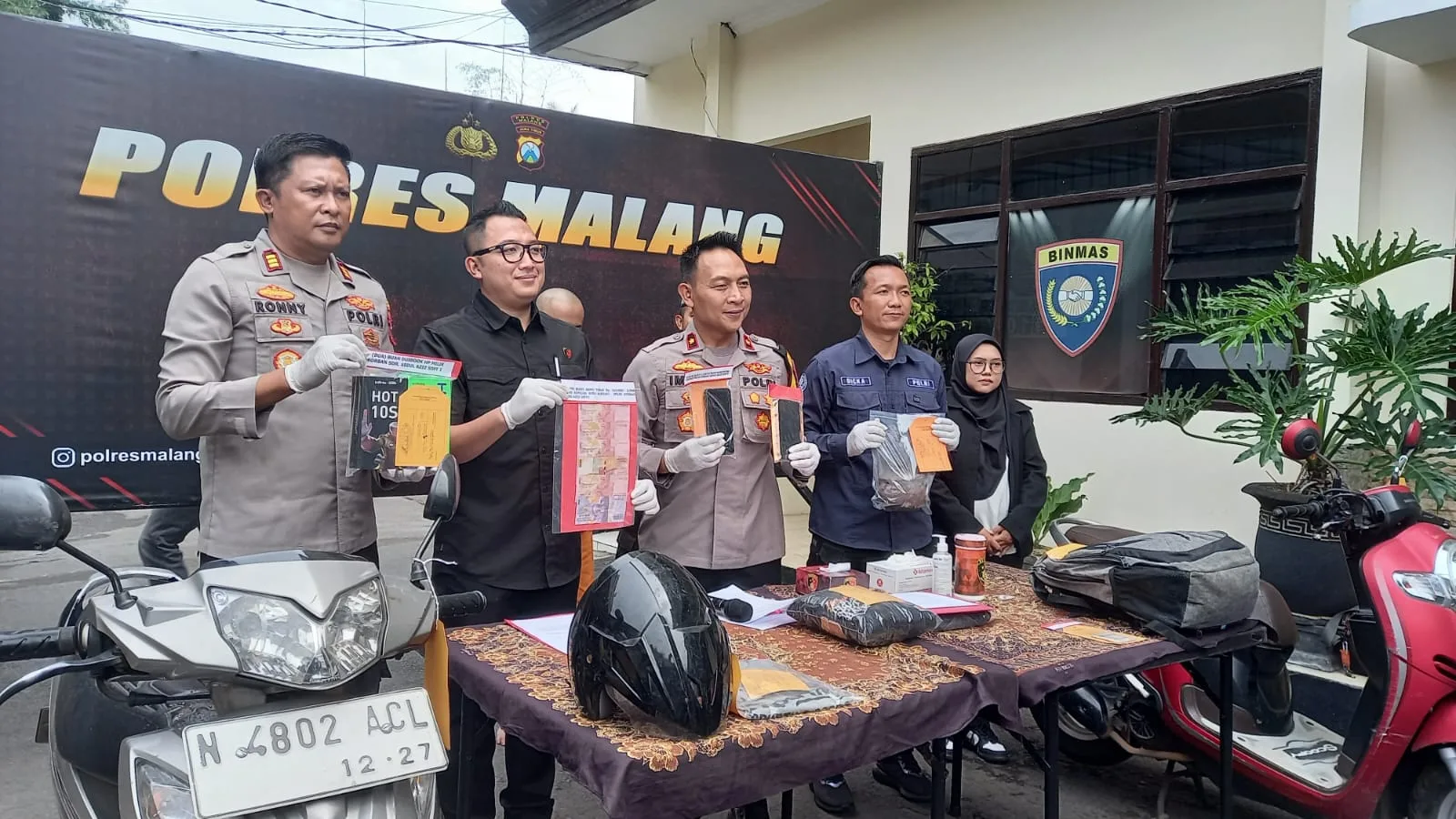 Polisi menunjukkan barang bukti yang berhasil diamankan. Foto: Aisyah Nawangsari Putri