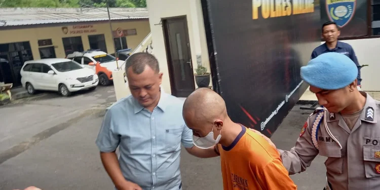 Tersangka Pendik Lestari saat digelandang di Polres Malang. Foto: Aisyah Nawangsari Putri