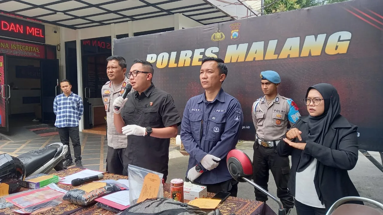Kasatreskrim Polres Malang, AKP Gandha Syah Hidayat (memegang mic) saat memberikan keterangan pada media. Foto: Aisyah Nawangsari Putri