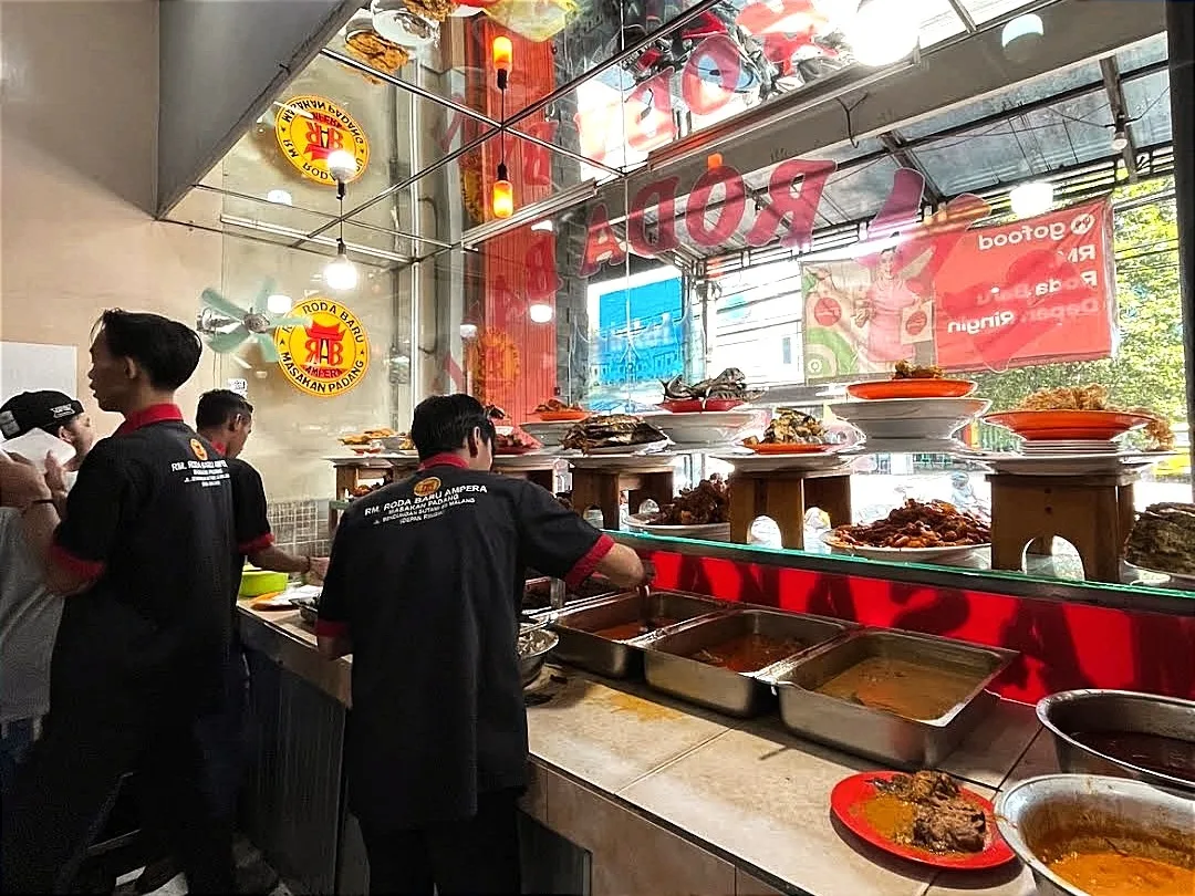 RM Roda Baru jadi rekomendasi restoran padang terdekat di Malang yang tetap buka selama lebaran. Foto: Google Maps