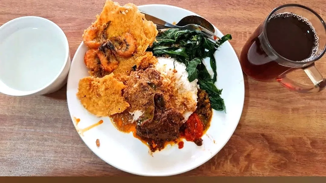 Penampakan menu Nasi Kapau di Uda Falah. Foto: Google Maps