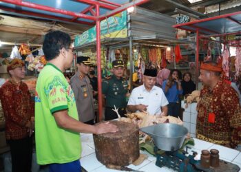Bupati Malang, Drs HM Sanusi dalam program Operasi Pasar di Pasar Dampit, Malang (dok. Prokopim Kabupaten Malang)