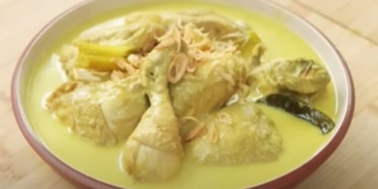 Resep membuat Opor Ayam saat Lebaran yang enak dan lezat /Foto: Tangkapan layar kanal YouTube Devina Hermawan