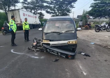 pemuda tewas tabrak mobil