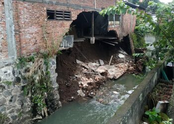 Kondisi plengsengan dan 2 rumah warga yang ambol diduga akibat tergerus aliran sungai (M Sholeh)