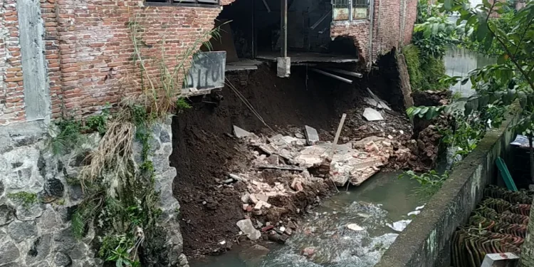rumah warga,kota malang,Tergerus aliran sungai - 2 Rumah Warga Kota Malang Ambrol Diduga Akibat Tergerus Aliran Sungai