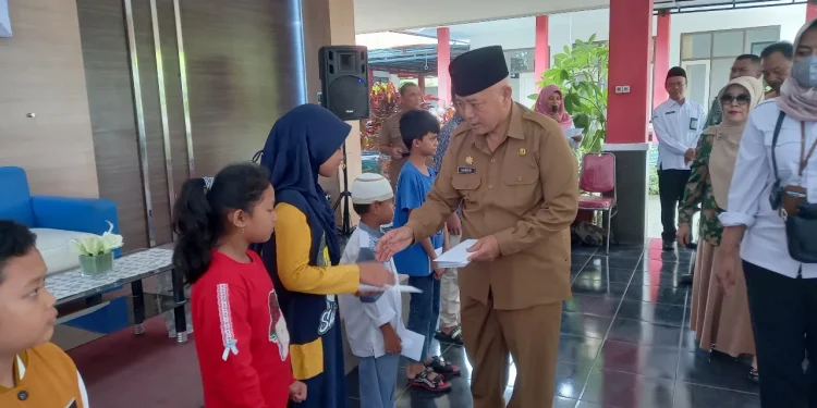 Bupati Malang serahkan bansos ke anak yatim