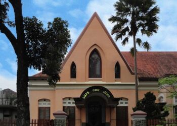 Rekomendasi 5 bangunan cagar budaya di Kota Malang dengan spot foto menarik./Foto: Gedung SMAS Core Jesu Malang/Google Review: Louis Secondra Hudaya