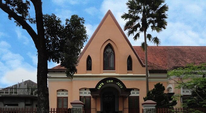 Rekomendasi 5 bangunan cagar budaya di Kota Malang dengan spot foto menarik./Foto: Gedung SMAS Core Jesu Malang/Google Review: Louis Secondra Hudaya