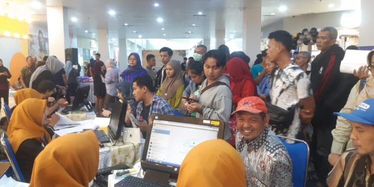 Layanan e-ktp di salah satu mal di Kota Malang