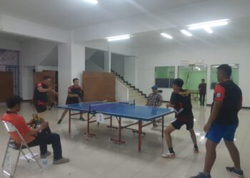 Atlet SIWO Kota Malang PWI Malang Raya dalam partai final Lomba Tenis Meja Pemerintah Kota Malang (M Sholeh)