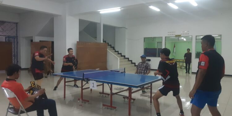 Atlet SIWO Kota Malang PWI Malang Raya dalam partai final Lomba Tenis Meja Pemerintah Kota Malang (M Sholeh)