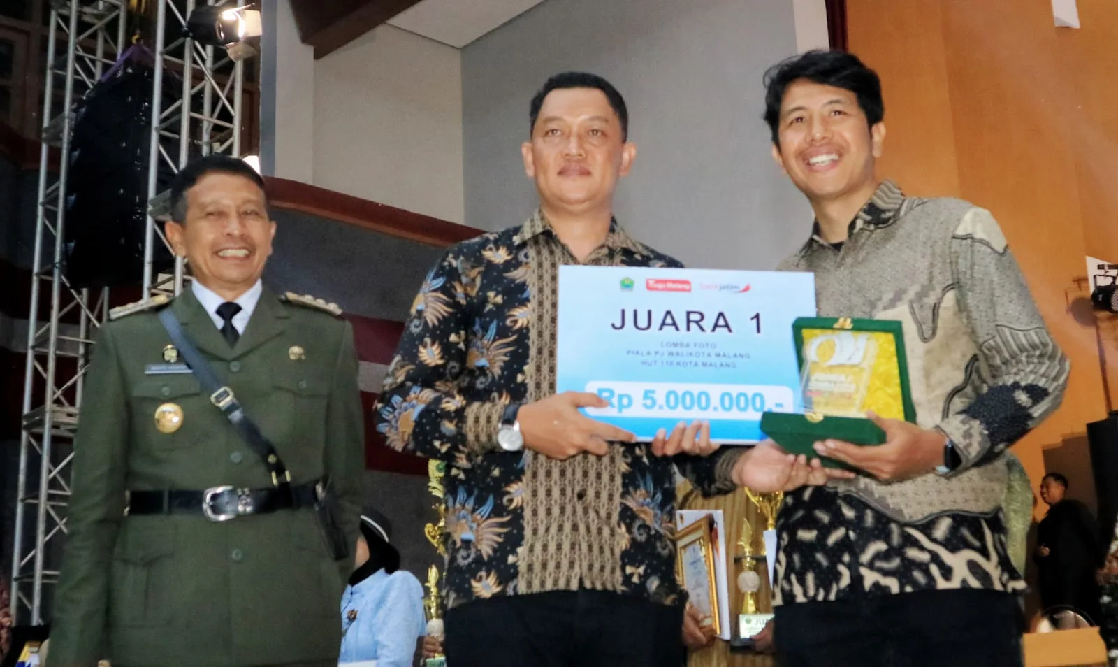 Penyerahan piagam