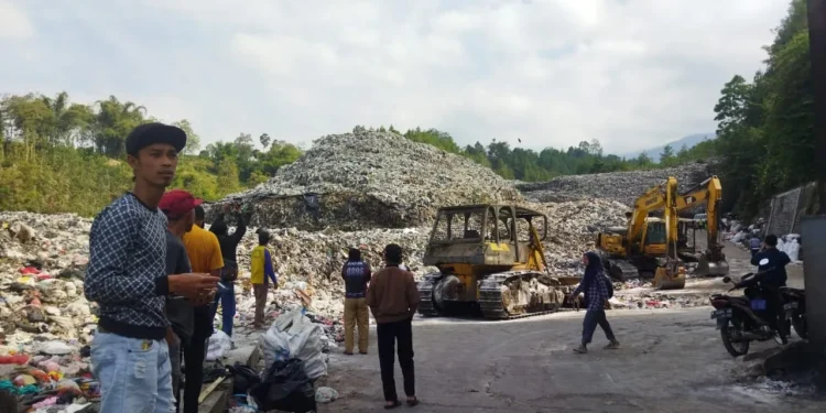 sampah di TPA Tlekung