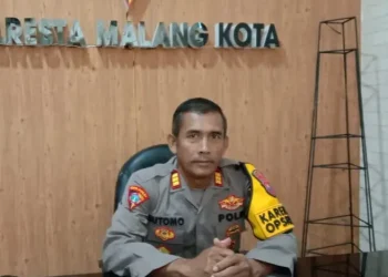 Kabag Ops Polresta Malang Kota, AKP Sutomo, saat memberikan imbauan pada warga Kota Malang agar tidak menggelar takbir keliling. (Foto/dok for TM)