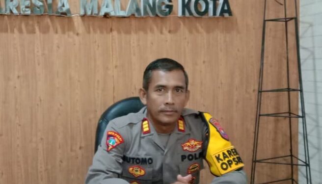 Kabag Ops Polresta Malang Kota, AKP Sutomo, saat memberikan imbauan pada warga Kota Malang agar tidak menggelar takbir keliling. (Foto/dok for TM)
